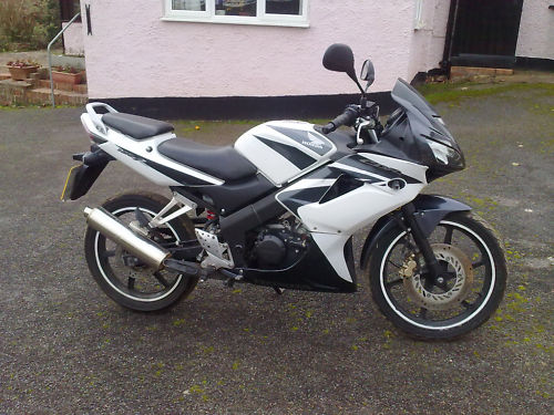 永鑫摩托车销售有限公司批发供应各种摩托车,全封闭油电混合 电动代步汽车,正三轮摩托车,倒三轮摩托车