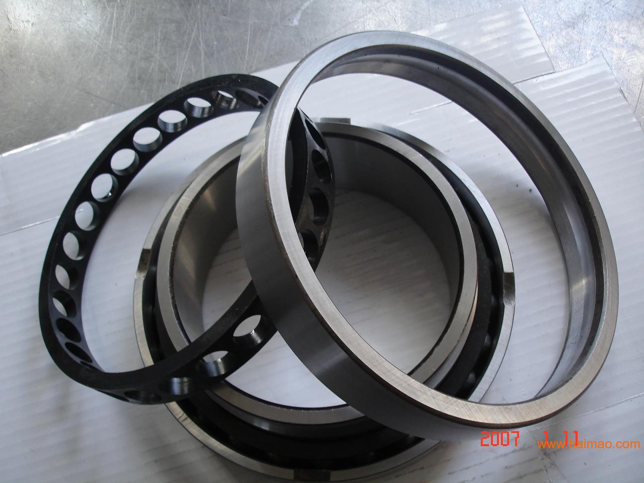 角接触球轴承(angular contact ball bearings)可同时承受径向