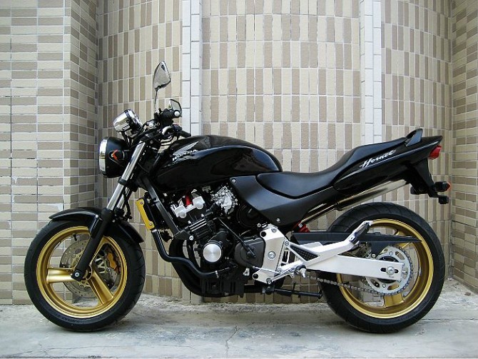 本田小黄蜂250摩托车