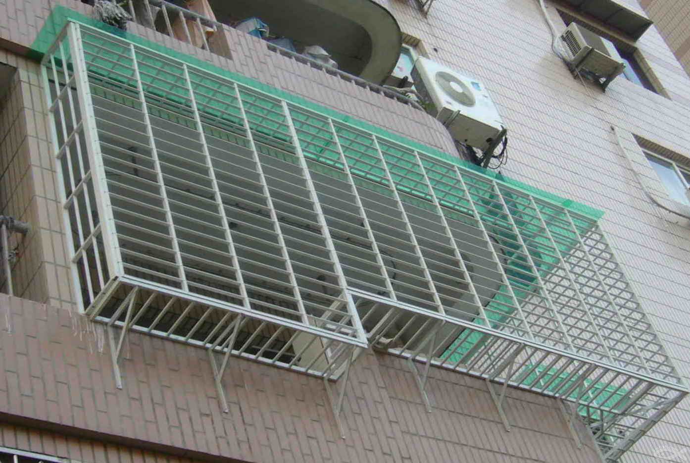 封一个阳台，三轨带纱推拉窗不锈钢轨道的，我们这都是这样安装的_哔哩哔哩_bilibili