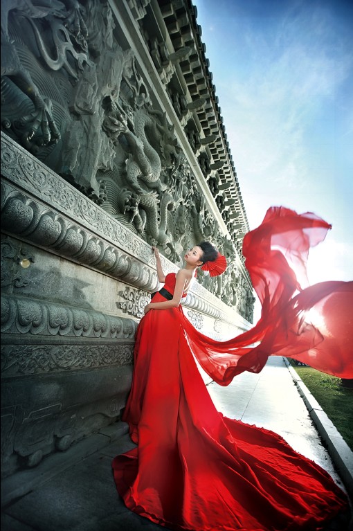 中国红婚纱图片_中国红装新娘婚纱摄影