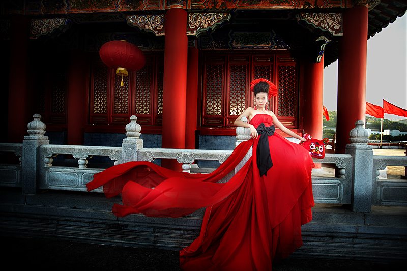 婚纱中国红_中国红头像(3)