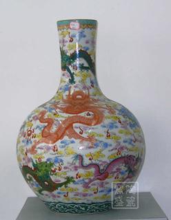 厂家出售景德镇粉彩红底梅瓶，礼品工艺瓷