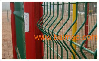 供应桃型柱护栏网，	c型柱护栏网，桃型柱护栏网厂家