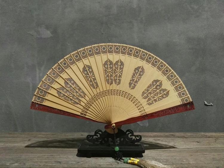 中国扇子柏木镂空雕刻扇子