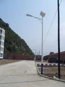 新农村6米30瓦太阳能路灯厂家直销。