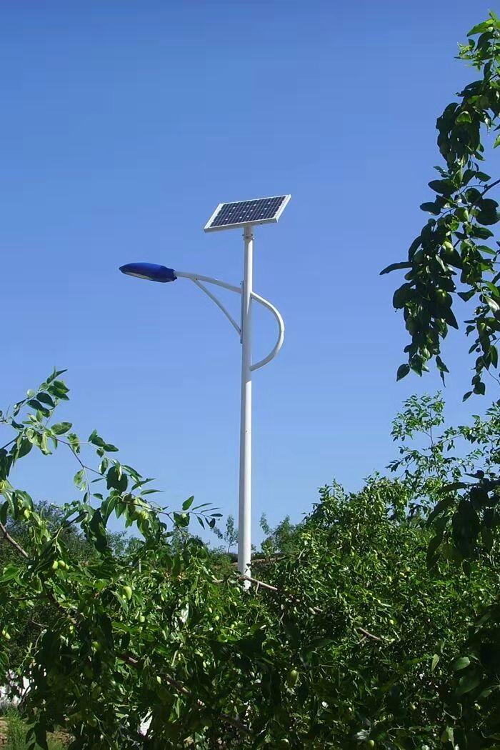新农村6米30瓦太阳能路灯厂家直销。
