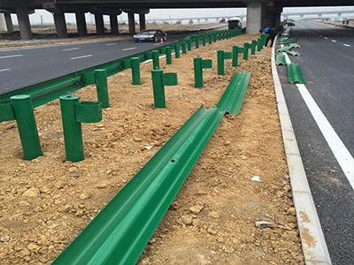 高速公路波形梁护栏板立护高速公路单面波形护栏板厂家