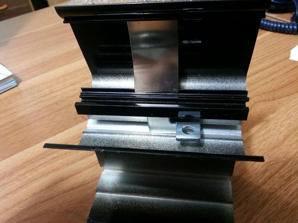 4.0cm亮黑色超薄灯箱铝型材