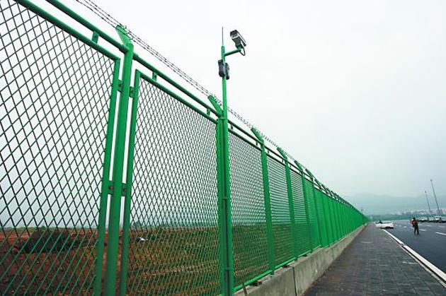 阳江水库围蔽网安装 热镀锌铁丝网图片 隔离栅围栏