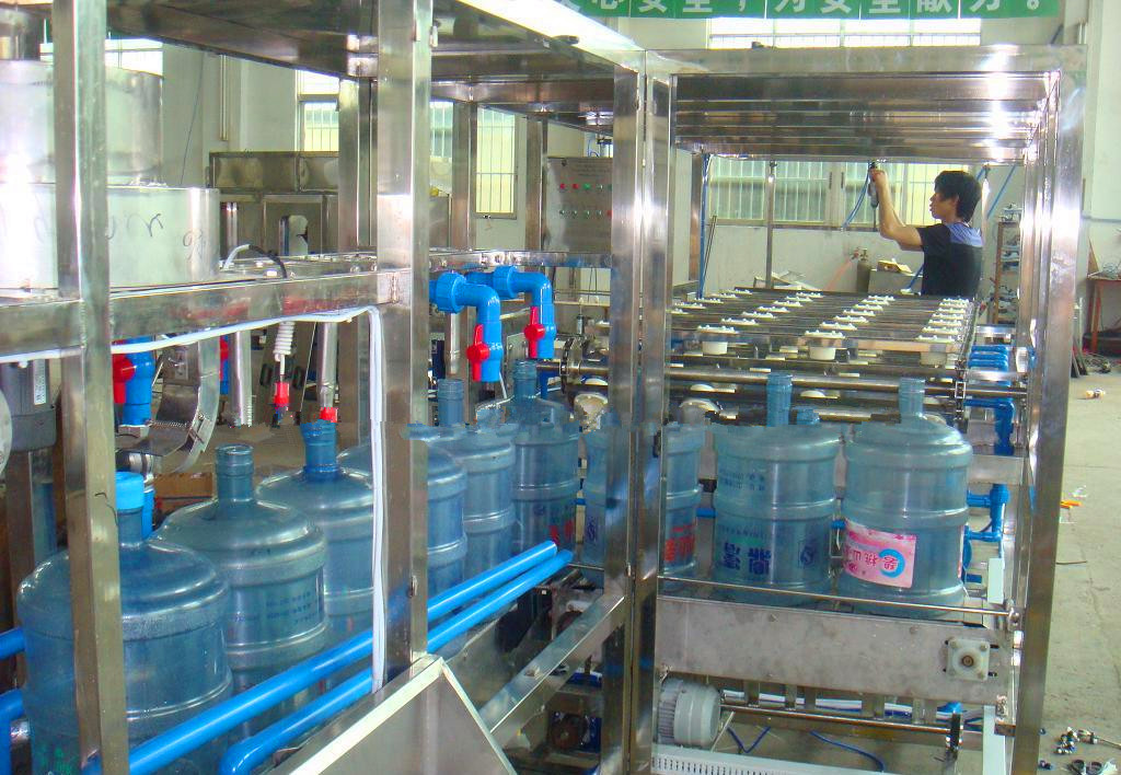 山东大桶纯净水设备生产线及小瓶纯净水设备生产线情况