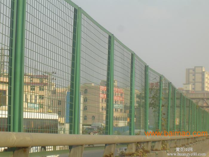 武汉菱形护栏网就在湖北龙泰百川一家**门生产护栏网的