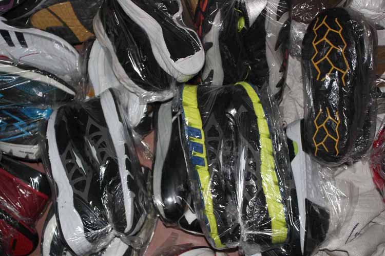 供应出口委内瑞拉便宜杂款库存男士运动鞋 **价大码