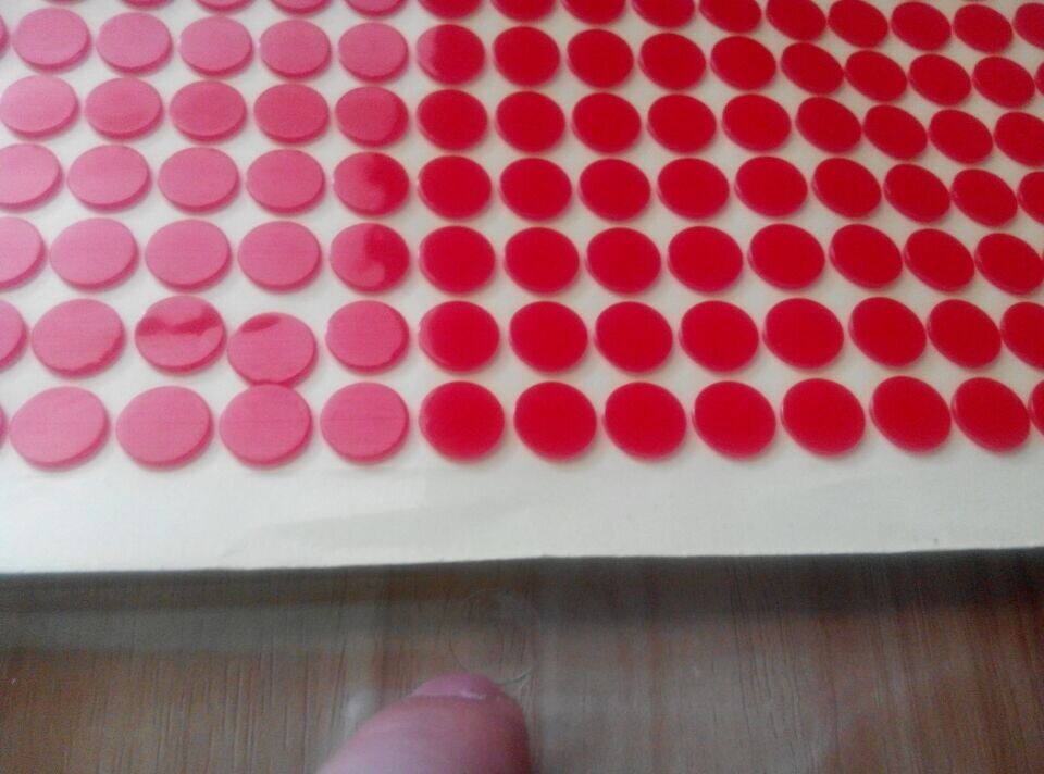 彩盒对折的粘贴**用胶点 展品固定可移胶点