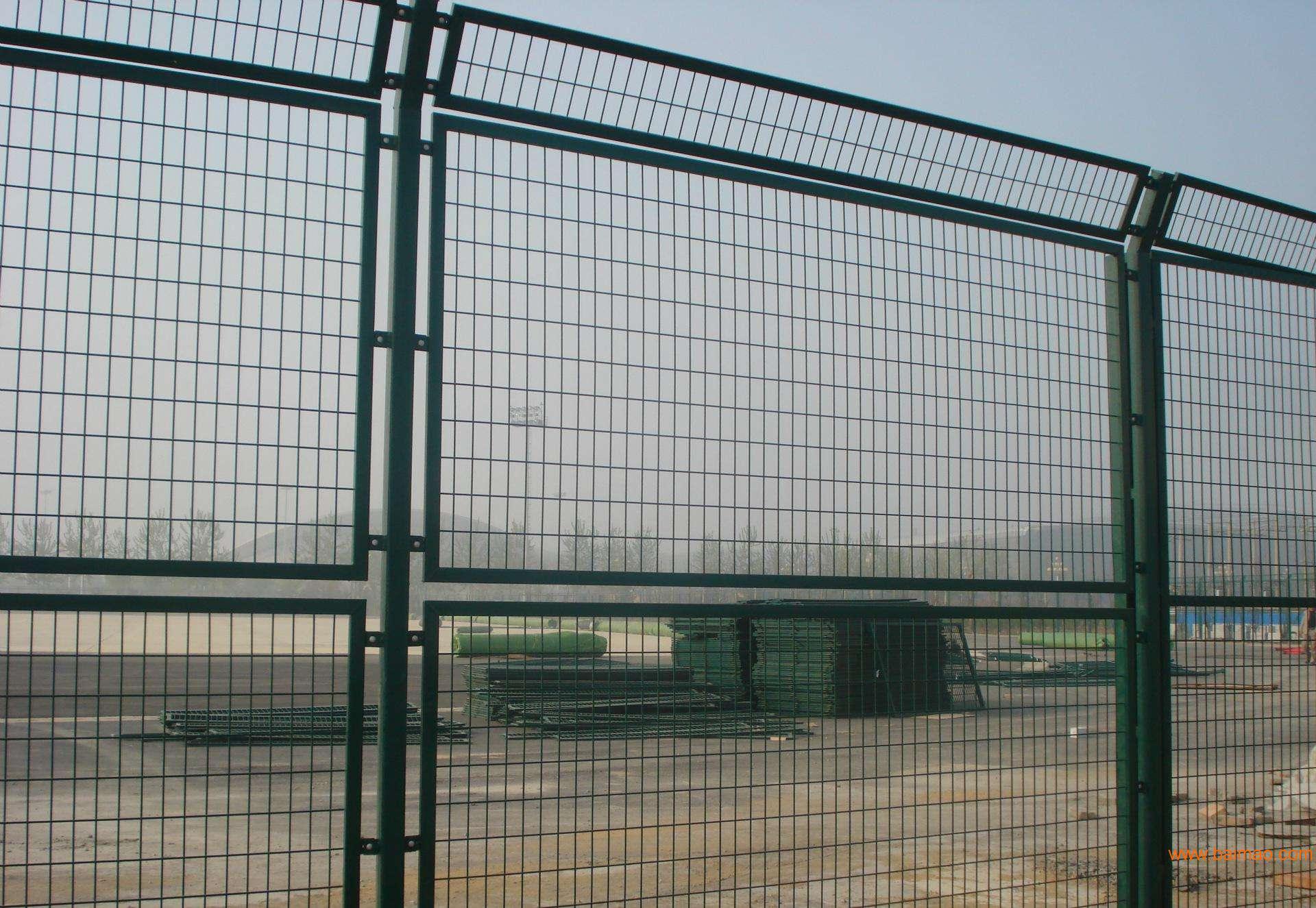 公路护栏网具有耐腐蚀，美观，并有效起到防护等特点