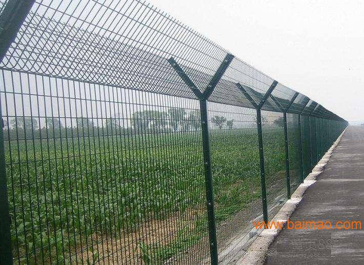 公路护栏网具有耐腐蚀，美观，并有效起到防护等特点