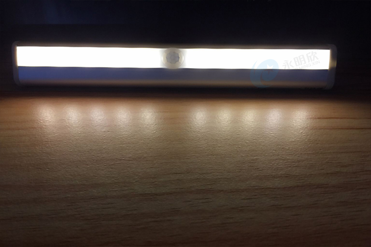 LED铝合金感应灯  橱柜，碗柜小夜灯电池款