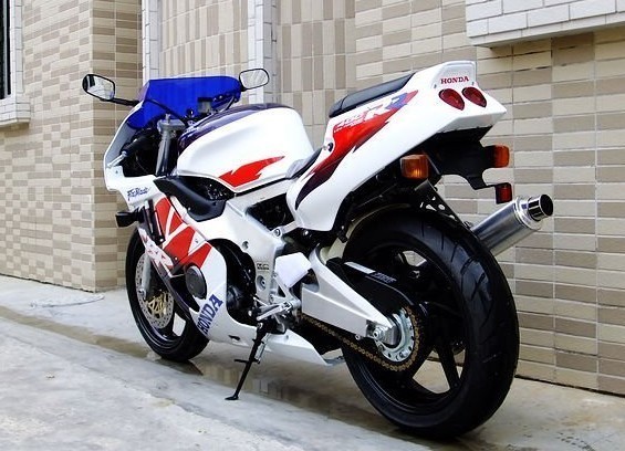 出售本田CBR400RR 摩托车