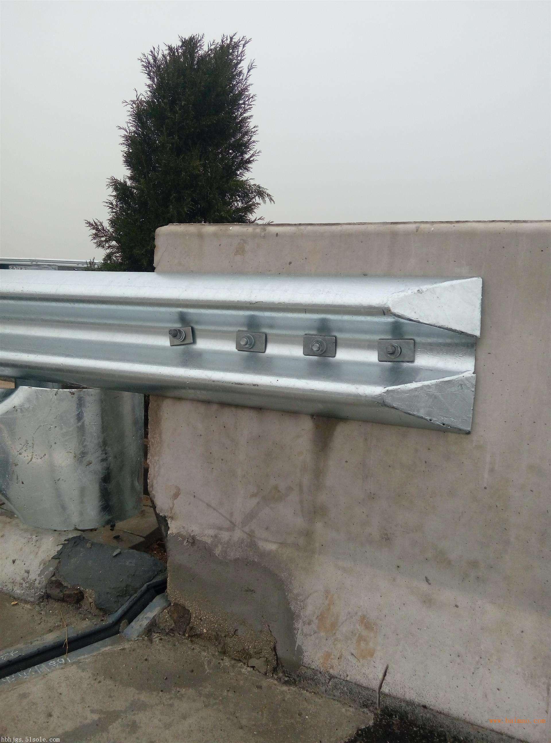 双波护栏板波形护栏板价格山东护栏板厂家