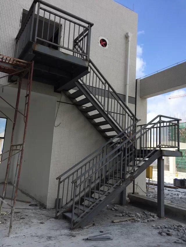 长沙钢结构楼梯 长沙钢结构消防楼梯电讯长沙云翔钢构