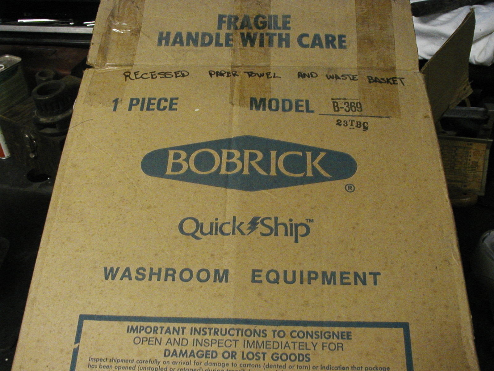 Bobrick B-369 垃圾箱组合柜