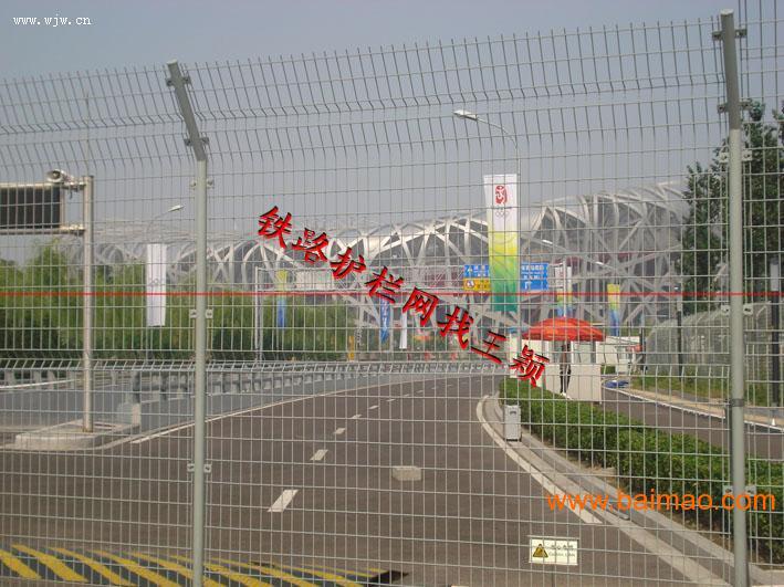 供应双边丝护栏网工程案例公路护栏网