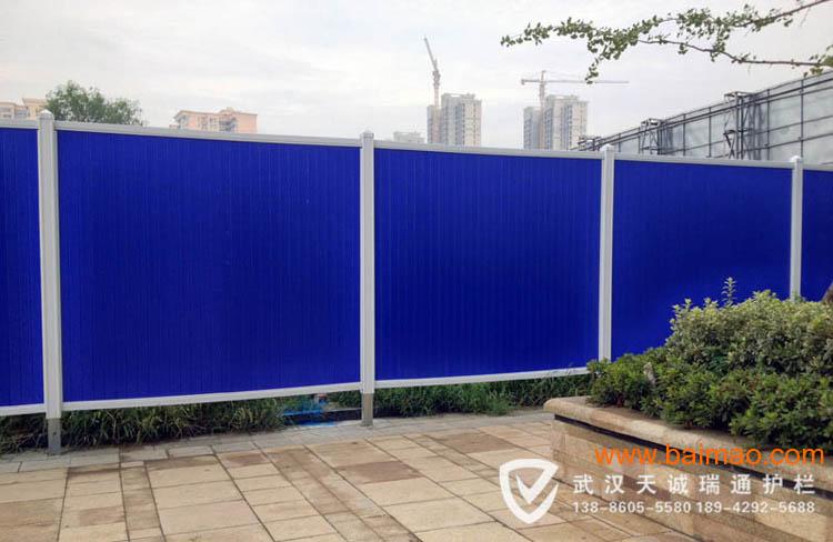 围挡底部砌500mm高挡水墙;蓝色挡板:300mm宽*22mm厚扣板;上下横管:80*